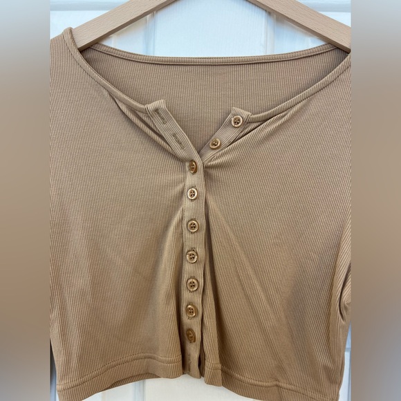 NWOT - Knit Front button cropped top - Picture 5 of 5